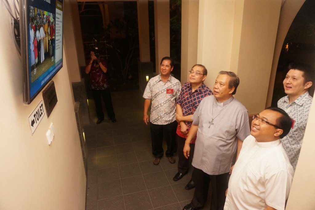 Bapak Uskup menyaksikan tayangan video dari Vatican dan berbagai pengumuman yang ditampilkan dalam Digital Media Signage Paroki Santo Yakobus